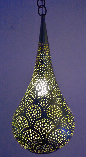 Marokkanische Messinglampe in Tropfenform mit gestanztem Muschelmotiv